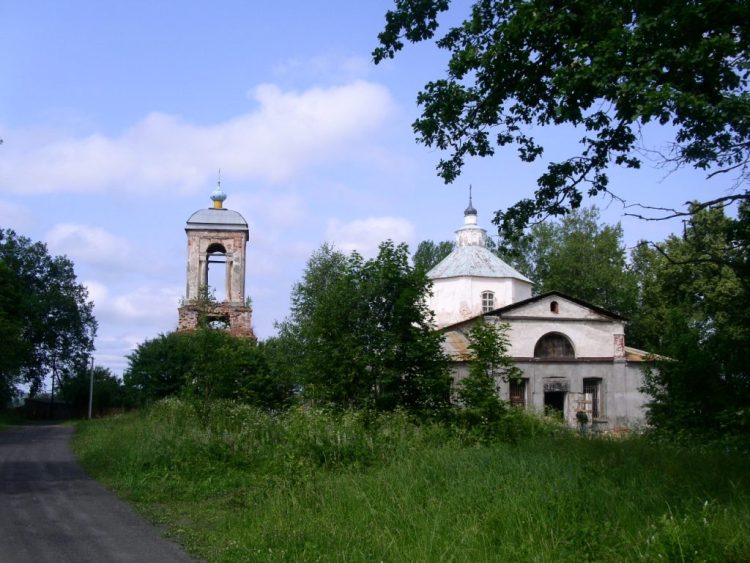 Татево. Церковь Троицы Живоначальной. общий вид в ландшафте, вид с юга