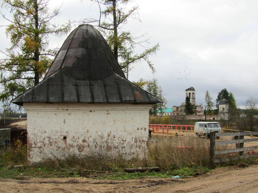 Часовня Николая Чудотворца, Погост (Каргопольский район, Архангельская область). фасады, вид с востока, справа за заднем плане - Ошевенский монастырь