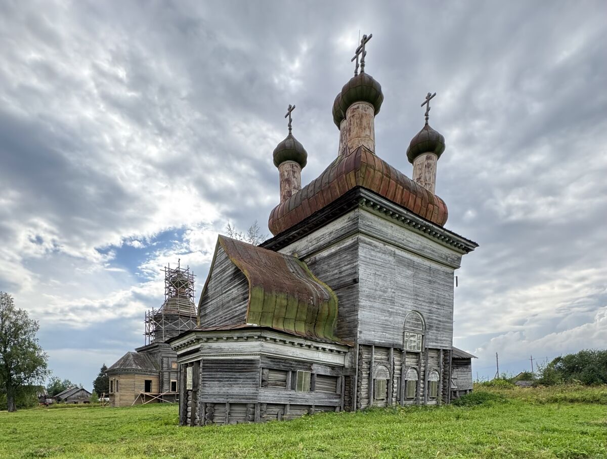 Церковь Михаила Архангела, Шелоховская (Архангело) (Каргопольский район, Архангельская область). фасады, Вид с северо-востока, хорошо заметен выросший крен сруба