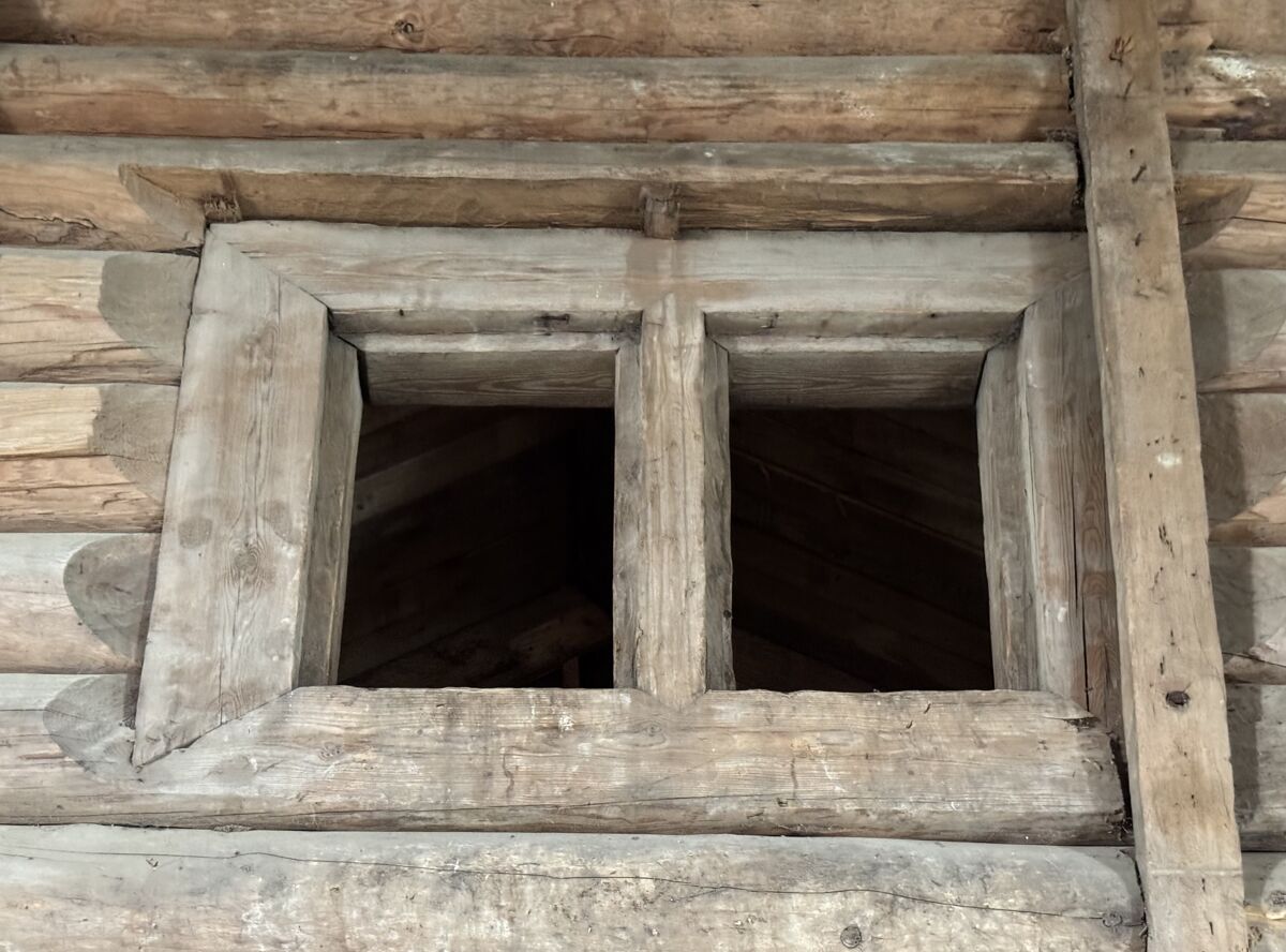 Церковь Михаила Архангела, Шелоховская (Архангело) (Каргопольский район, Архангельская область). дополнительная информация, Косящатое окно в западной стене четверика, утратившее практическое значение с надстройкой паперти