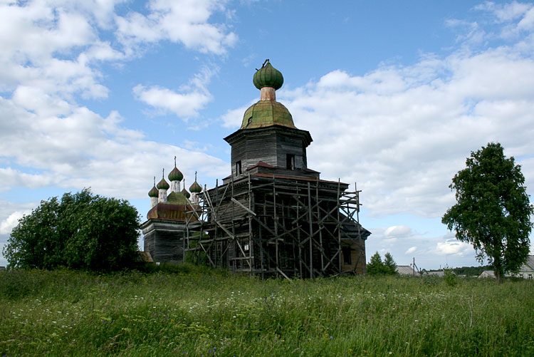 Шелоховская (Архангело). Храмовый комплекс. Церкви Михаила Архангела и Сретения Господня. общий вид в ландшафте