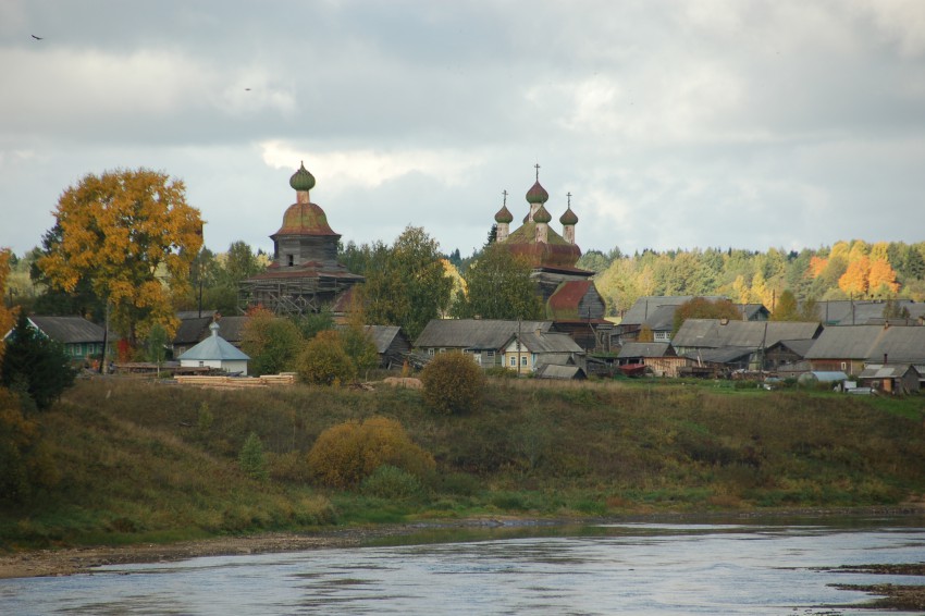 Шелоховская (Архангело). Храмовый комплекс. Церкви Михаила Архангела и Сретения Господня. общий вид в ландшафте