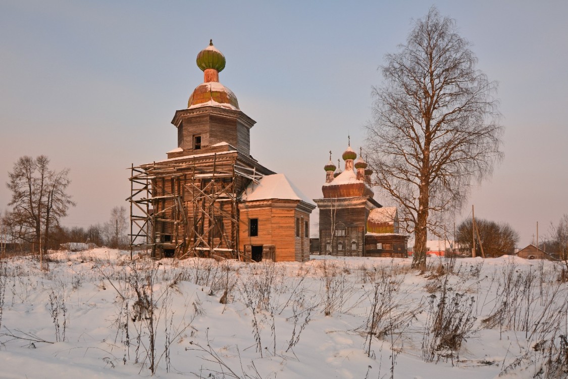 Шелоховская (Архангело). Храмовый комплекс. Церкви Михаила Архангела и Сретения Господня. общий вид в ландшафте, Вид на ансамбль с юго-востока