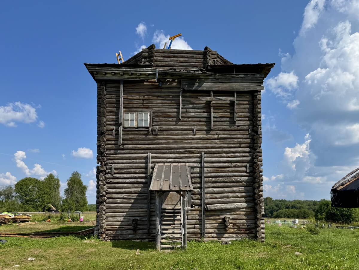 Церковь Николая Чудотворца, Петуховская (Волосовский погост) (Каргопольский район, Архангельская область). документальные фотографии, В процессе разборки восьмерика