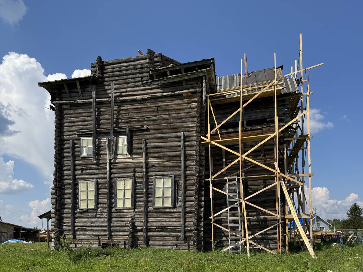 Церковь Николая Чудотворца, Петуховская (Волосовский погост) (Каргопольский район, Архангельская область). документальные фотографии, В процессе разборки восьмерика