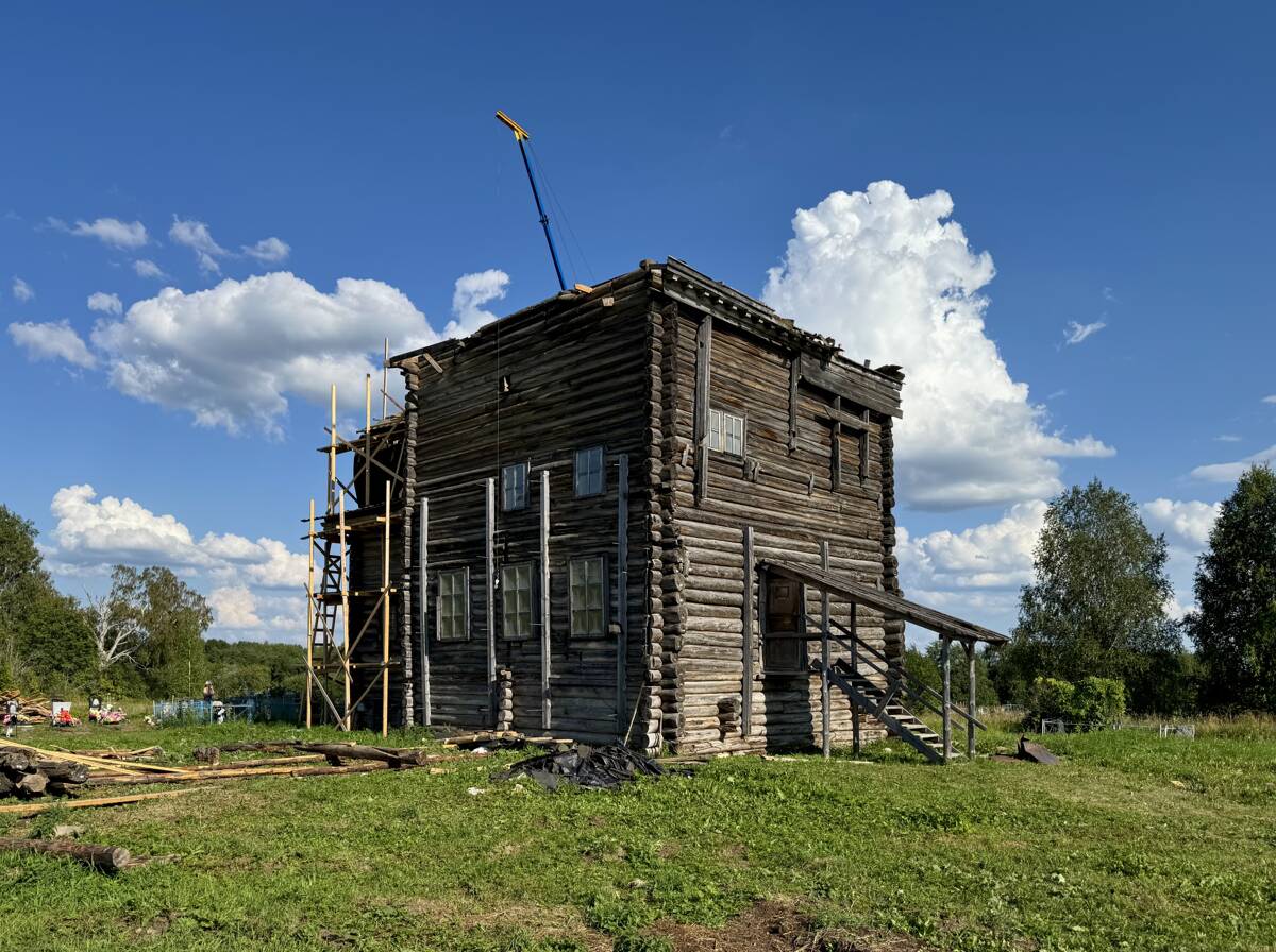 Церковь Николая Чудотворца, Петуховская (Волосовский погост) (Каргопольский район, Архангельская область). документальные фотографии, Разборка восьмерика почти завершена
