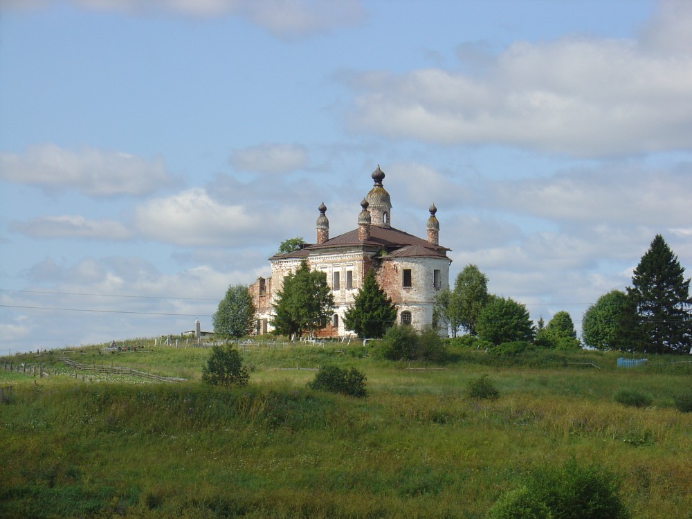 Гора (Меландово). Церковь Троицы Живоначальной. общий вид в ландшафте