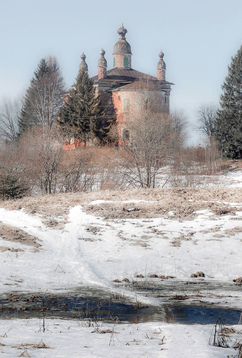 общий вид в ландшафте. Церковь Троицы Живоначальной, Гора (Меландово) (Холмогорский район, Архангельская область)