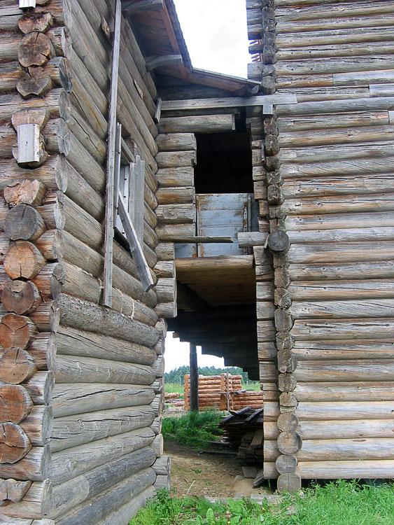 Ансамбль Почозерского погоста, Филипповская (Почозеро) (Плесецкий район, Архангельская область). архитектурные детали, Переход от церкви Происхождения Честных Древ Христовых к церкви Обретения Главы Иоанна Предтечи