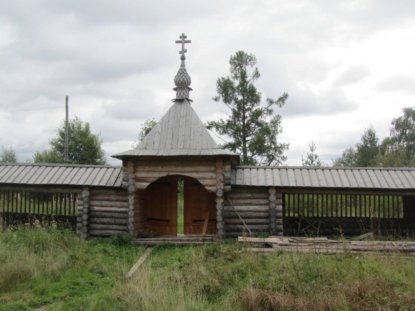 Ансамбль Почозерского погоста, Филипповская (Почозеро) (Плесецкий район, Архангельская область). архитектурные детали, южная надвратная башенка ограды, внутренняя сторона 