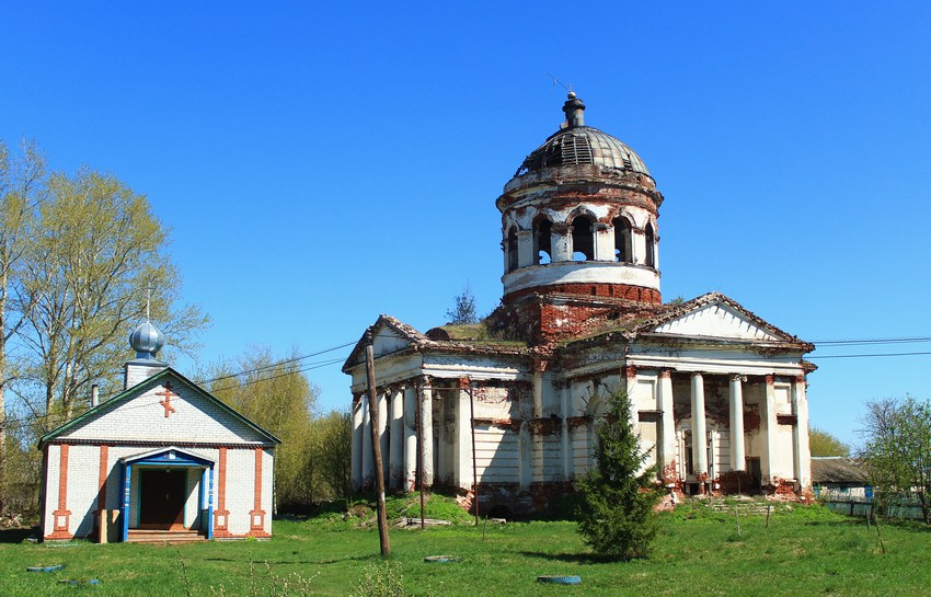 Церковь Воскресения Словущего, Юрьево (Гагинский район, Нижегородская область). общий вид в ландшафте, Церковь Воскресения Словущего и молельный дом Державной иконы Божией Матери