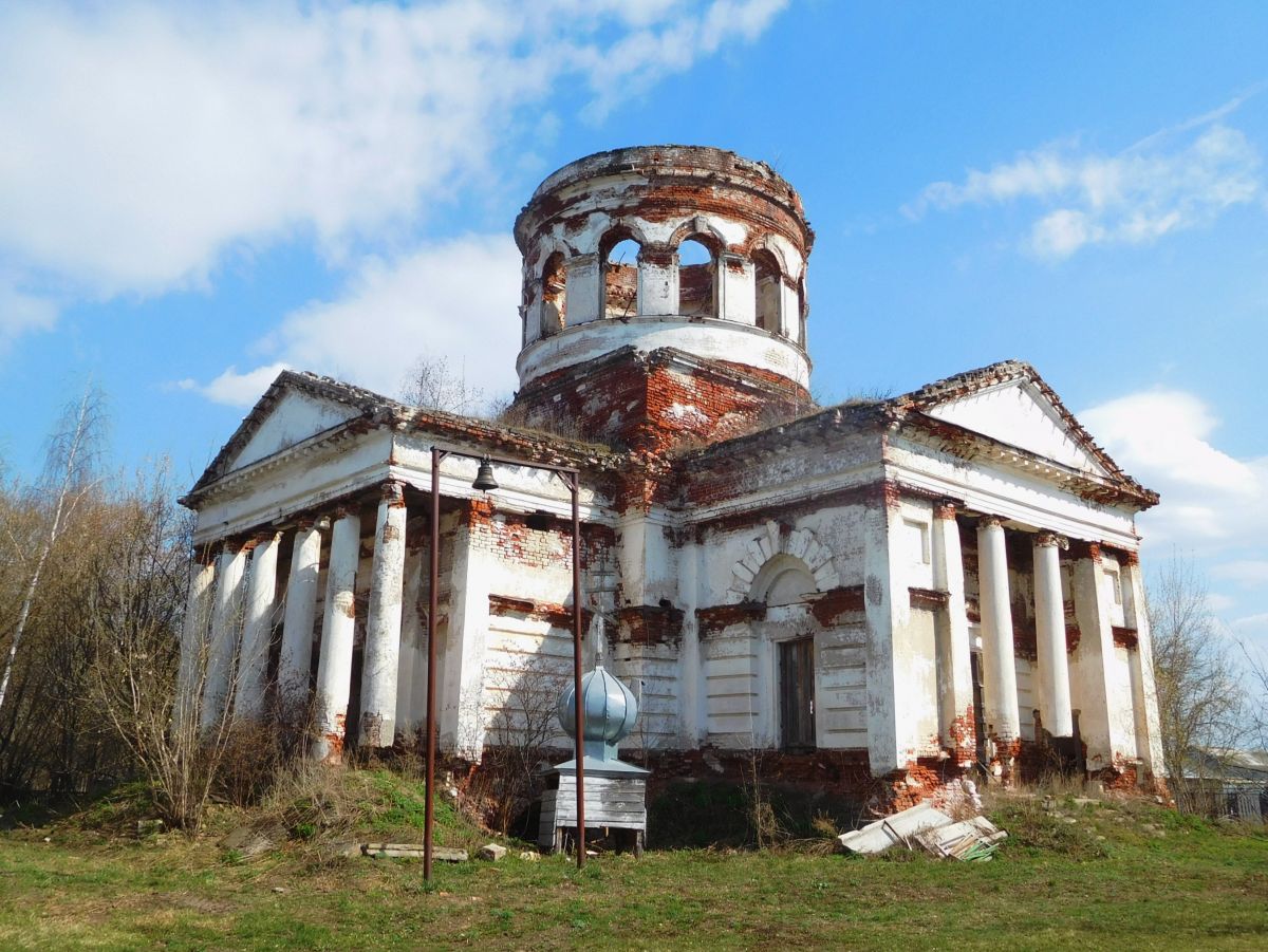 Церковь Воскресения Словущего, Юрьево (Гагинский район, Нижегородская область). фасады, В 2021 г. обрушился купол храма