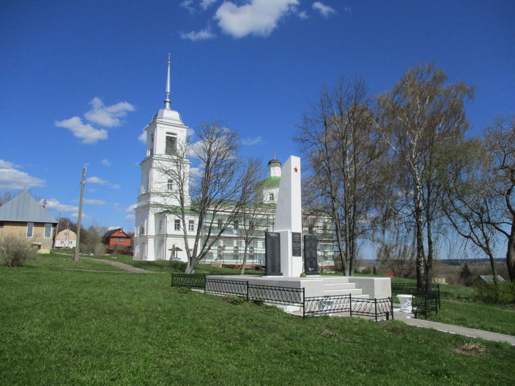 Церковь Сергия Радонежского, Горы (Озёрский городской округ, Московская область). дополнительная информация, На переднем плане - памятник павшим в Великой Отечественной войне