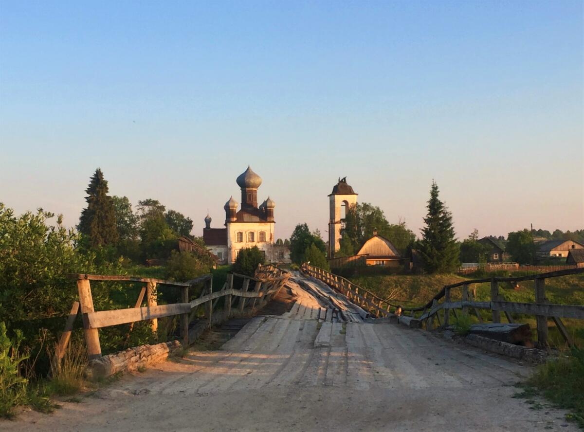 Измайловская (Кенорецкая). Церковь Параскевы Пятницы. общий вид в ландшафте, Вид через Кену