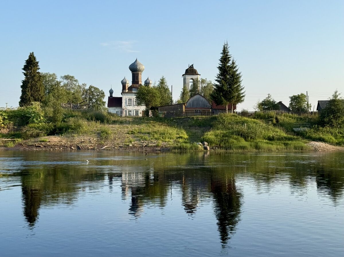 Церковь Параскевы Пятницы, Измайловская (Кенорецкая) (Плесецкий район, Архангельская область). общий вид в ландшафте, Вид с левого берега после разборки моста