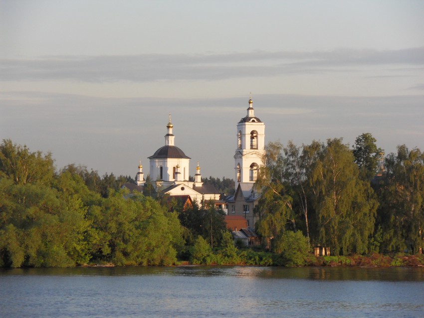Церковь Троицы Живоначальной, Троицкое (Мытищинский городской округ и гг. Долгопрудный, Лобня, Московская область). общий вид в ландшафте