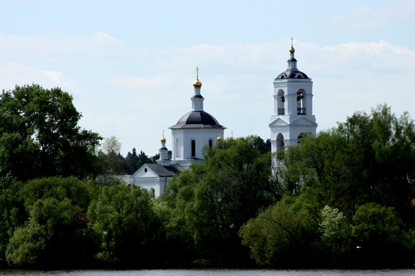 Церковь Троицы Живоначальной, Троицкое (Мытищинский городской округ и гг. Долгопрудный, Лобня, Московская область). общий вид в ландшафте