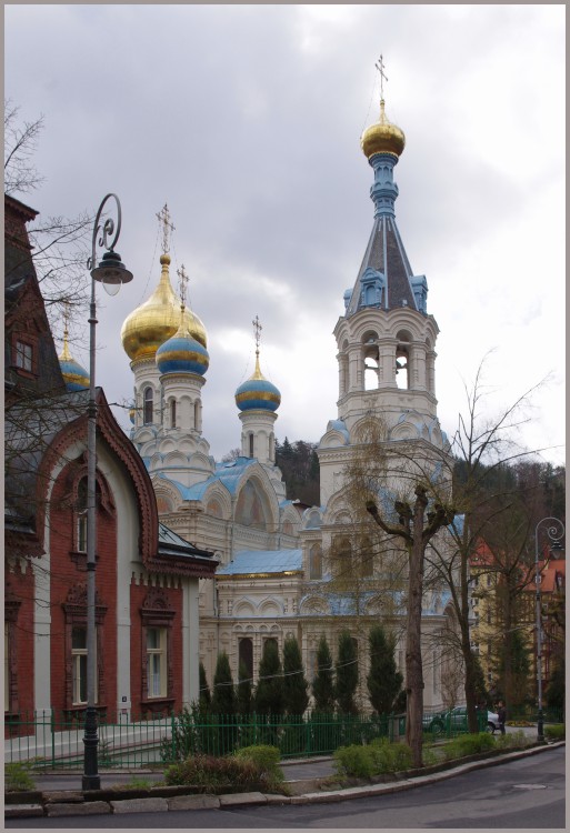 Карловы Вары. Церковь Петра и Павла. общий вид в ландшафте