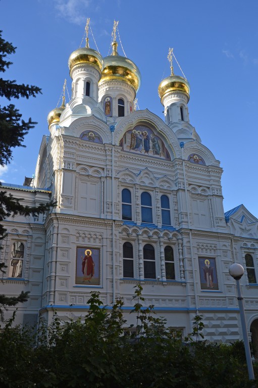 Карловы Вары. Церковь Петра и Павла. фасады