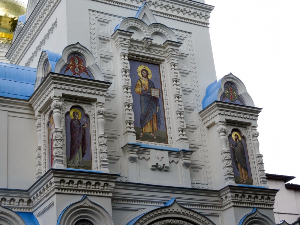 Церковь Петра и Павла, Карловы Вары (Чехия, Прочие страны). архитектурные детали, Святые на наружной части храма.