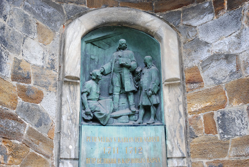 Церковь Петра и Павла, Карловы Вары (Чехия, Прочие страны). дополнительная информация, Бронзовый горельеф 
