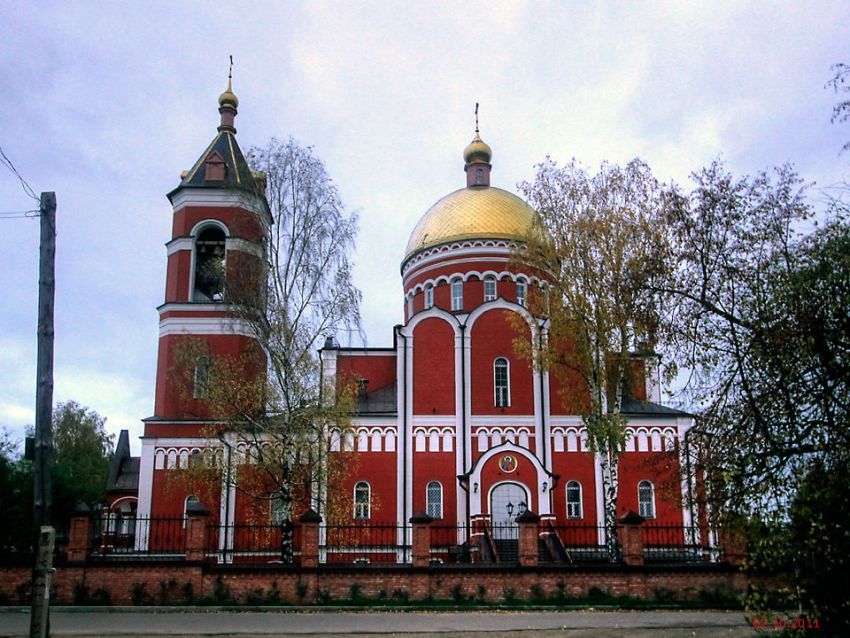 Карабаново. Церковь Троицы Живоначальной (новая). общий вид в ландшафте