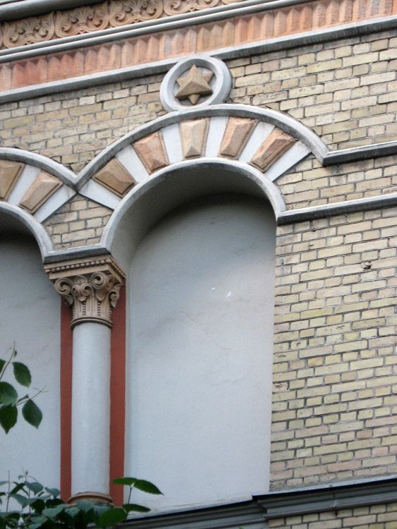 Домовая церковь Покрова Пресвятой Богородицы при Духовной семинарии, Рига (Рига, город, Латвия). архитектурные детали, Декор фасада