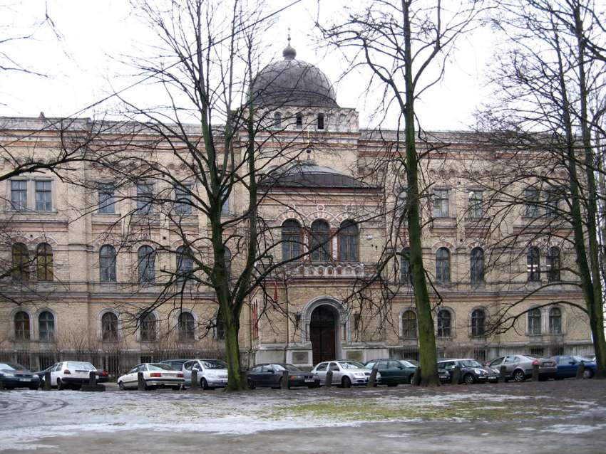 Домовая церковь Покрова Пресвятой Богородицы при Духовной семинарии, Рига (Рига, город, Латвия). общий вид в ландшафте, Главный фасад бывшей семинарии
