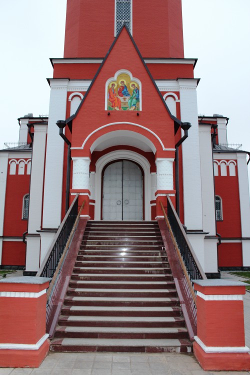 Церковь Троицы Живоначальной (новая), Карабаново (Александровский район, Владимирская область). архитектурные детали, Крыльцо храма