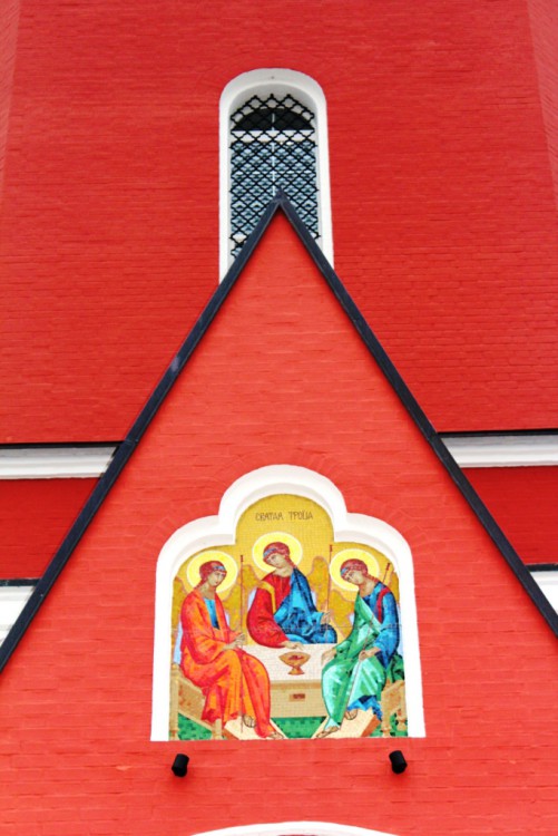 Церковь Троицы Живоначальной (новая), Карабаново (Александровский район, Владимирская область). архитектурные детали, Изображение Живоначальной Троицы над входом в притвор