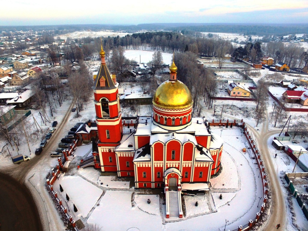 Церковь Троицы Живоначальной (новая), Карабаново (Александровский район, Владимирская область). общий вид в ландшафте, Вид с юга