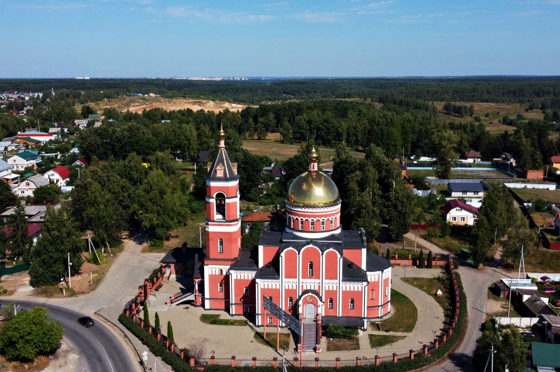 Карабаново. Церковь Троицы Живоначальной (новая). общий вид в ландшафте