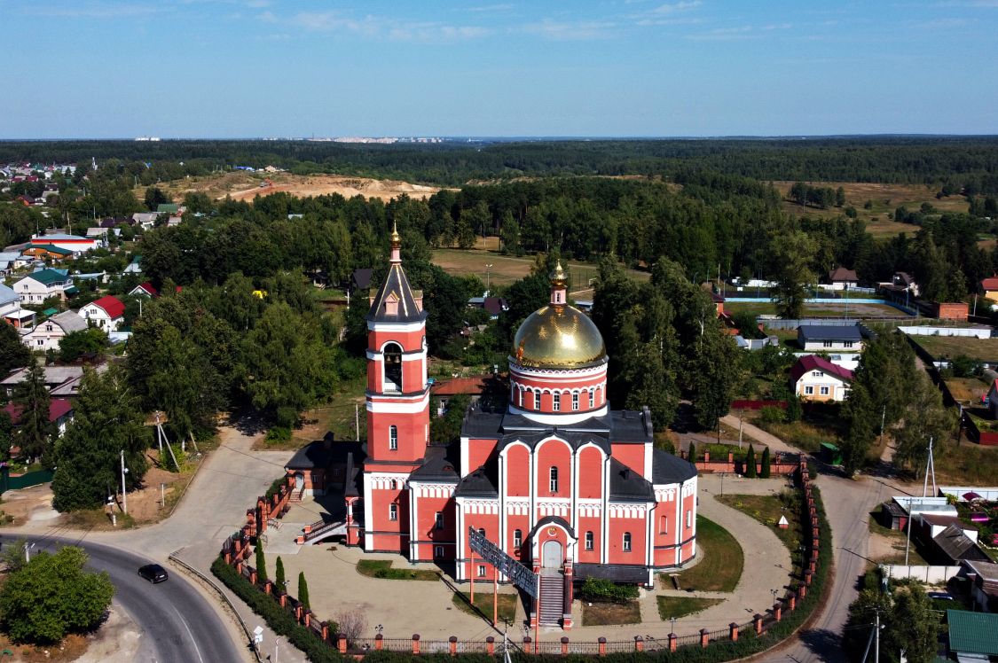 Церковь Троицы Живоначальной (новая), Карабаново (Александровский район, Владимирская область). общий вид в ландшафте