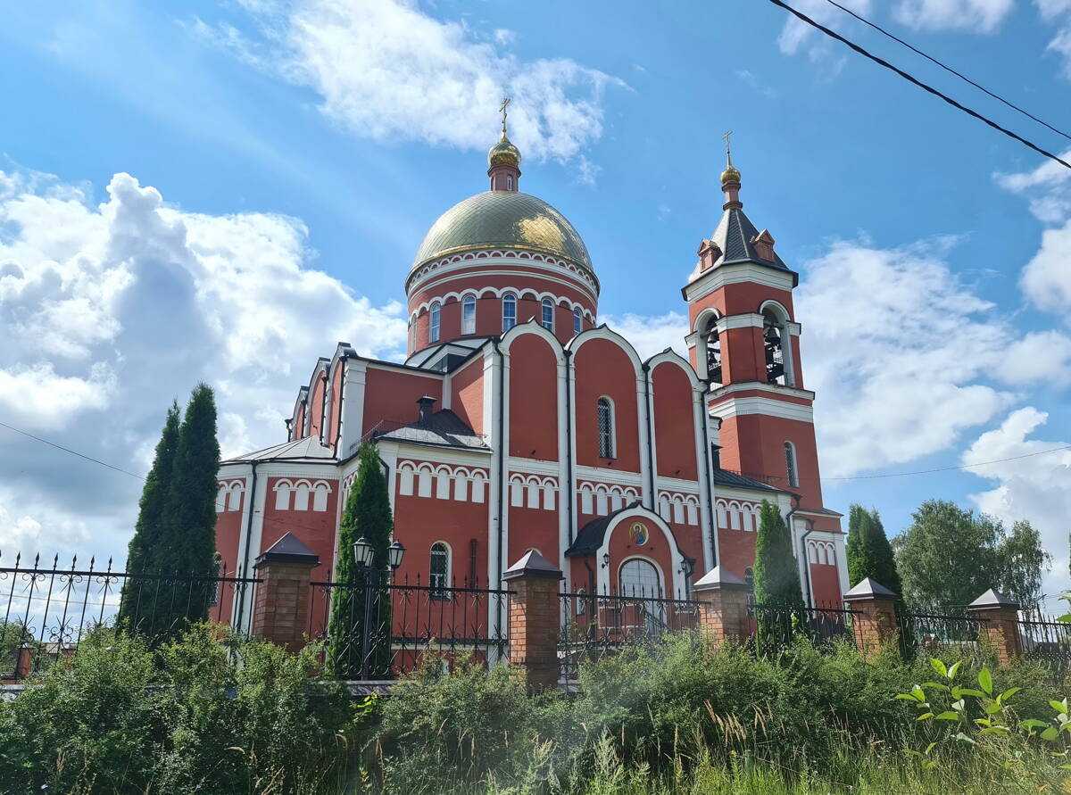 Церковь Троицы Живоначальной (новая), Карабаново (Александровский район, Владимирская область). общий вид в ландшафте, Вид с северо - востока