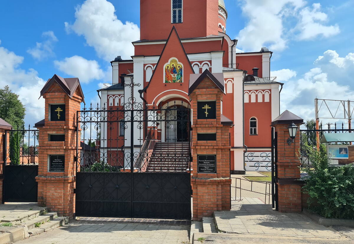 Церковь Троицы Живоначальной (новая), Карабаново (Александровский район, Владимирская область). дополнительная информация, Ворота ограды, вид с запада