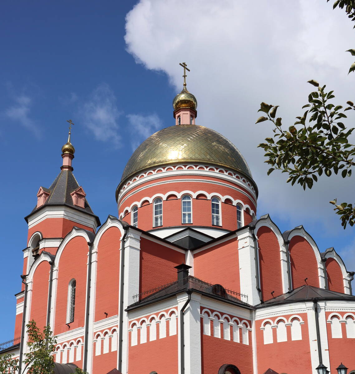 Церковь Троицы Живоначальной (новая), Карабаново (Александровский район, Владимирская область). архитектурные детали, Завершение основного объема, вид с юго - востока