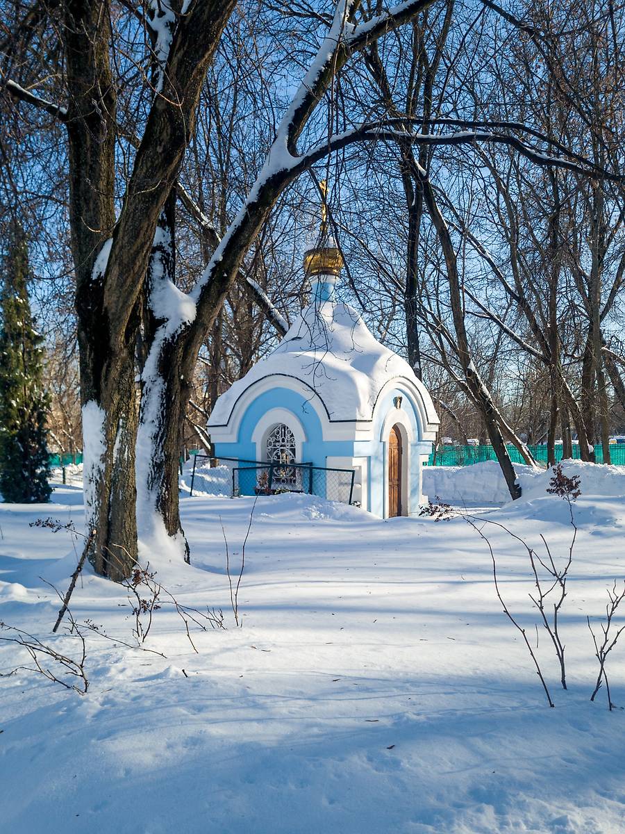 общий вид в ландшафте. Часовня Владимирской иконы Божией Матери на бывшем Лазаревском кладбище, Мещанский (Центральный административный округ (ЦАО), г. Москва)
