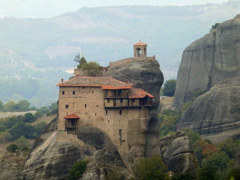 Метеоры (Μετέωρα). Николая Анапавсаса, монастырь. общий вид в ландшафте