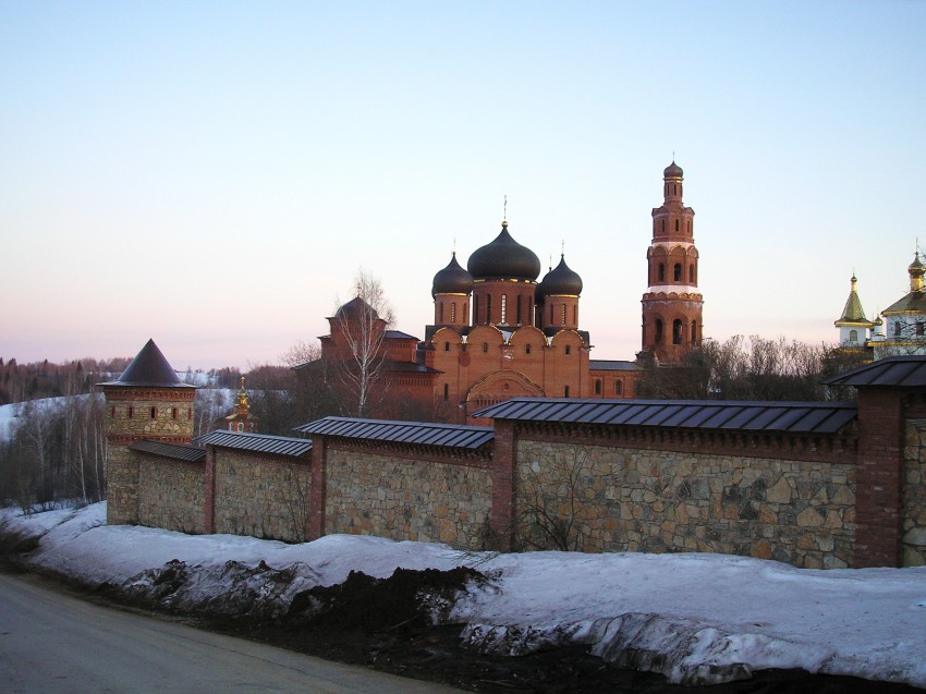 Уса-Степановка. Успенский Георгиевский монастырь. общий вид в ландшафте