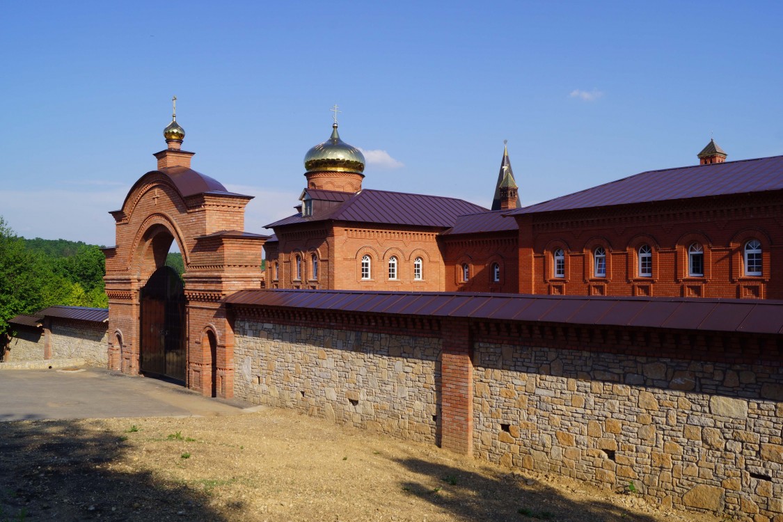 Успенский Георгиевский монастырь, Уса-Степановка (Благовещенский район, Республика Башкортостан). общий вид в ландшафте