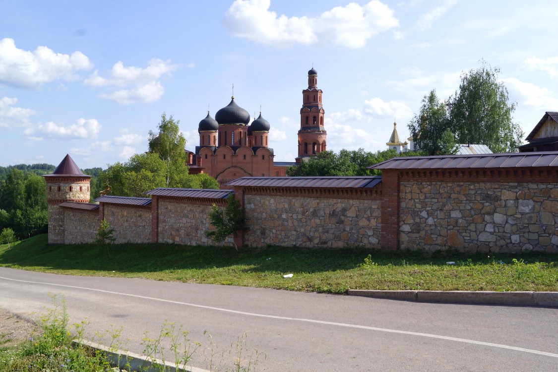 Успенский Георгиевский монастырь, Уса-Степановка (Благовещенский район, Республика Башкортостан). общий вид в ландшафте