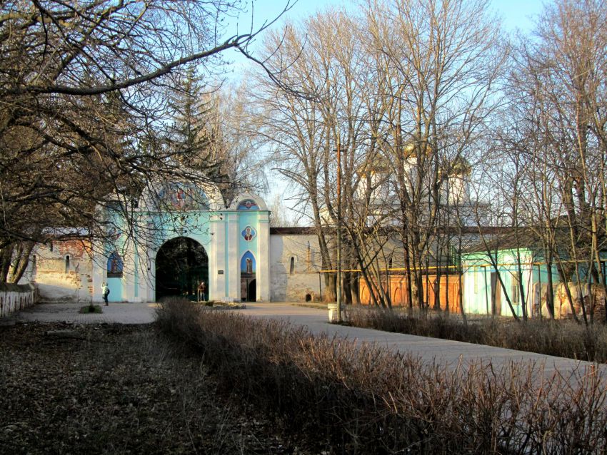 Троицкий монастырь, Лебедянь (Лебедянский район, Липецкая область). дополнительная информация, южная стена с внешней стороны, справа видны главы Троицкого собора
