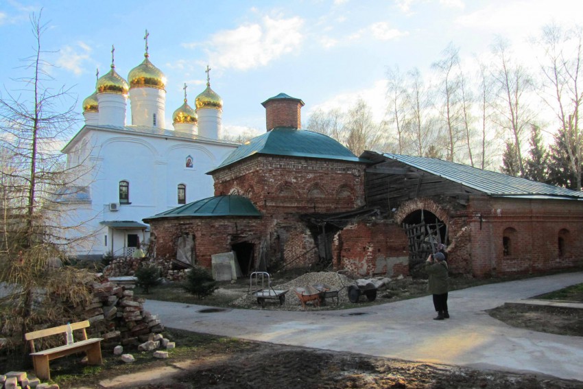 Лебедянь. Троицкий монастырь. общий вид в ландшафте, Успенская церковь на фоне Троицкого собора, вид с северо-востока