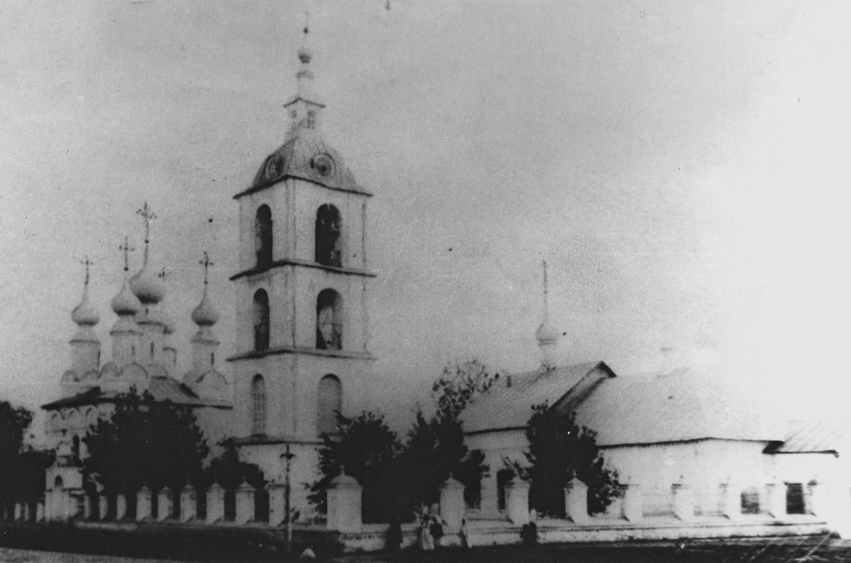 Борисоглебская (справа) и Рождественская (слева) церкви. Начало XX в., архивная фотография. Храмовый комплекс. Церкви Рождества Христова и Бориса и Глеба, Юрьев-Польский (Юрьев-Польский район, Владимирская область)