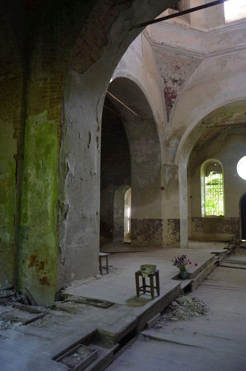 Церковь Николая Чудотворца, Обратеево (Дмитровский район, Орловская область). интерьер и убранство, Солея