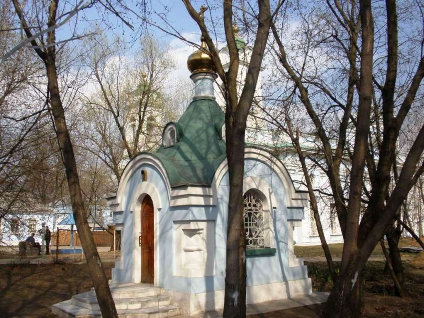Часовня Владимирской иконы Божией Матери на бывшем Лазаревском кладбище, Мещанский (Центральный административный округ (ЦАО), г. Москва). фасады, Вид  с  юга,  на  дальнем  плане  -  храм  Сошествия  Святого  Духа