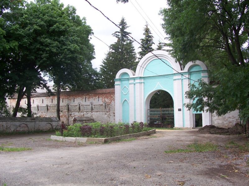 Троицкий монастырь, Лебедянь (Лебедянский район, Липецкая область). дополнительная информация, Арка над основным, южным входом в монастырь. 