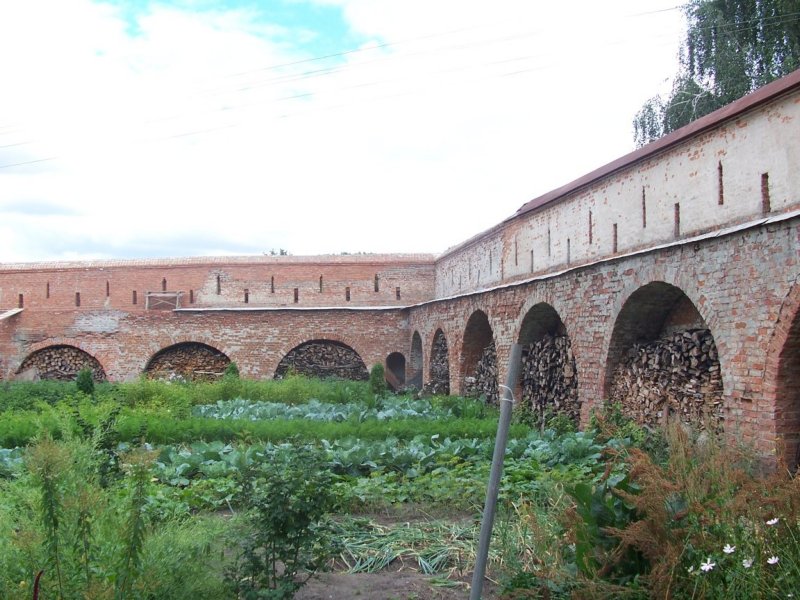 Троицкий монастырь, Лебедянь (Лебедянский район, Липецкая область). дополнительная информация, Юго-восточный угол монастырской стены. Грядки огорода.