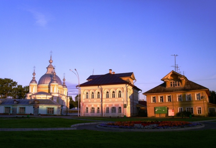 Собор Воскресения Христова (Николая Чудотворца), Устье (Усть-Кубинский район, Вологодская область). общий вид в ландшафте, Никольская церковь в ансамбле центральной площади, вид с востока