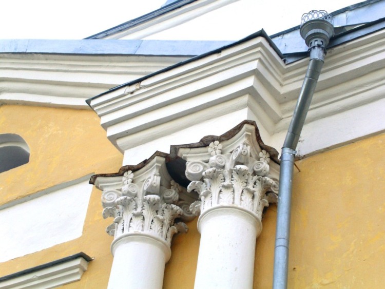 Собор Воскресения Христова (Николая Чудотворца), Устье (Усть-Кубинский район, Вологодская область). архитектурные детали, капители западного фасада